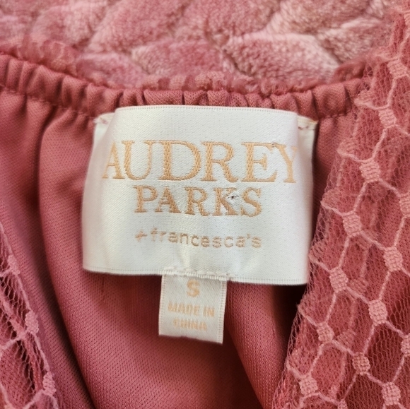 Francesca's Shelley Tulle Smock Peplum Blouse dusty rose size Small - Picture 4 of 5